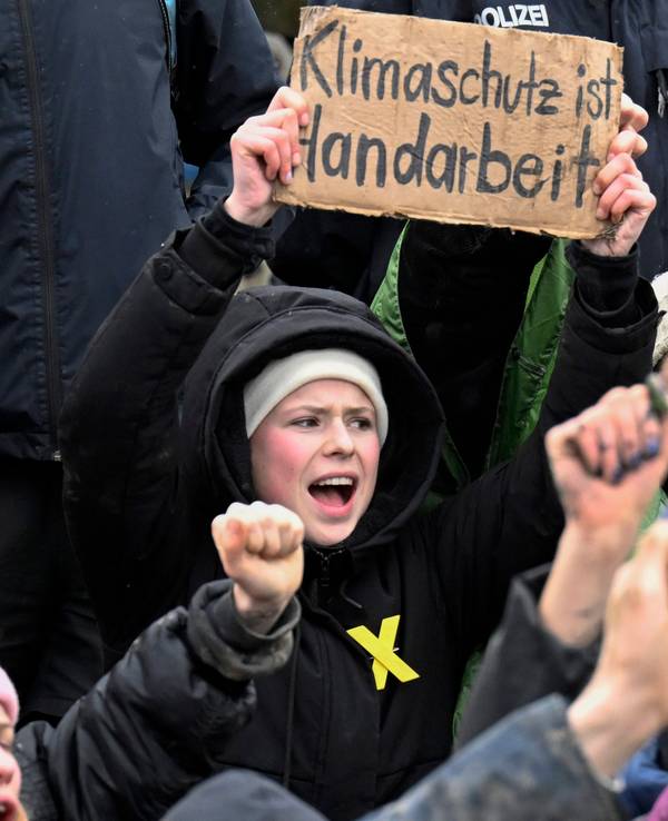 Umweltaktivistin Luisa Neubauer (M) protestiert während einer Demonstration gegen den Kohleabbau am zweiten Tag der Räumung im von Klimaaktivisten besetzten Braunkohleort Lützerath.