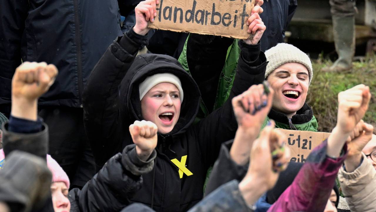 Umweltaktivistin Luisa Neubauer (M) protestiert während einer Demonstration gegen den Kohleabbau am zweiten Tag der Räumung im von Klimaaktivisten besetzten Braunkohleort Lützerath.