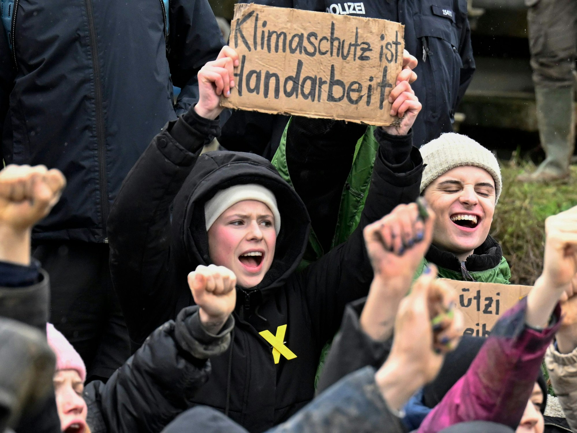 Umweltaktivistin Luisa Neubauer (M) protestiert während einer Demonstration gegen den Kohleabbau am zweiten Tag der Räumung im von Klimaaktivisten besetzten Braunkohleort Lützerath.