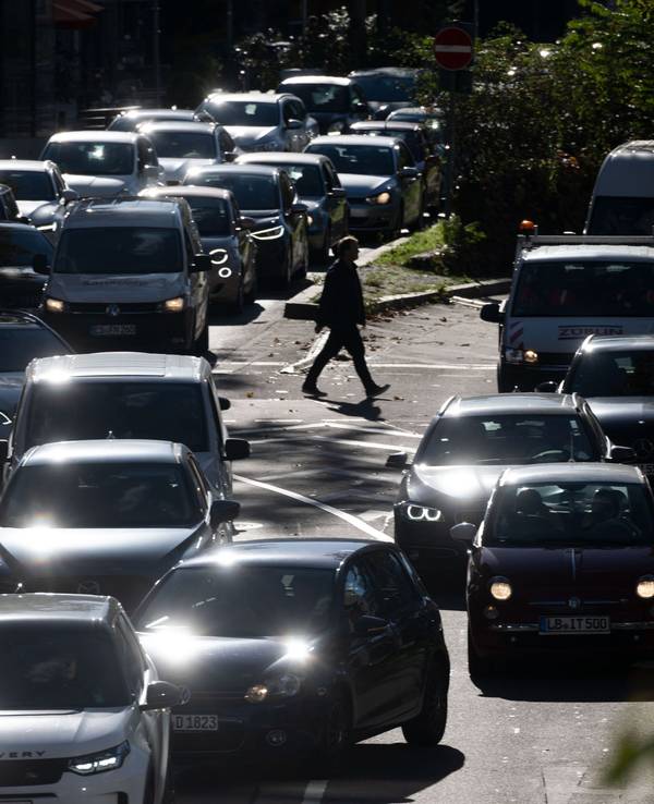 Das Symbolfoto von November 2022 zeigt Autos, die in der Innenstadt im Stau stehen.