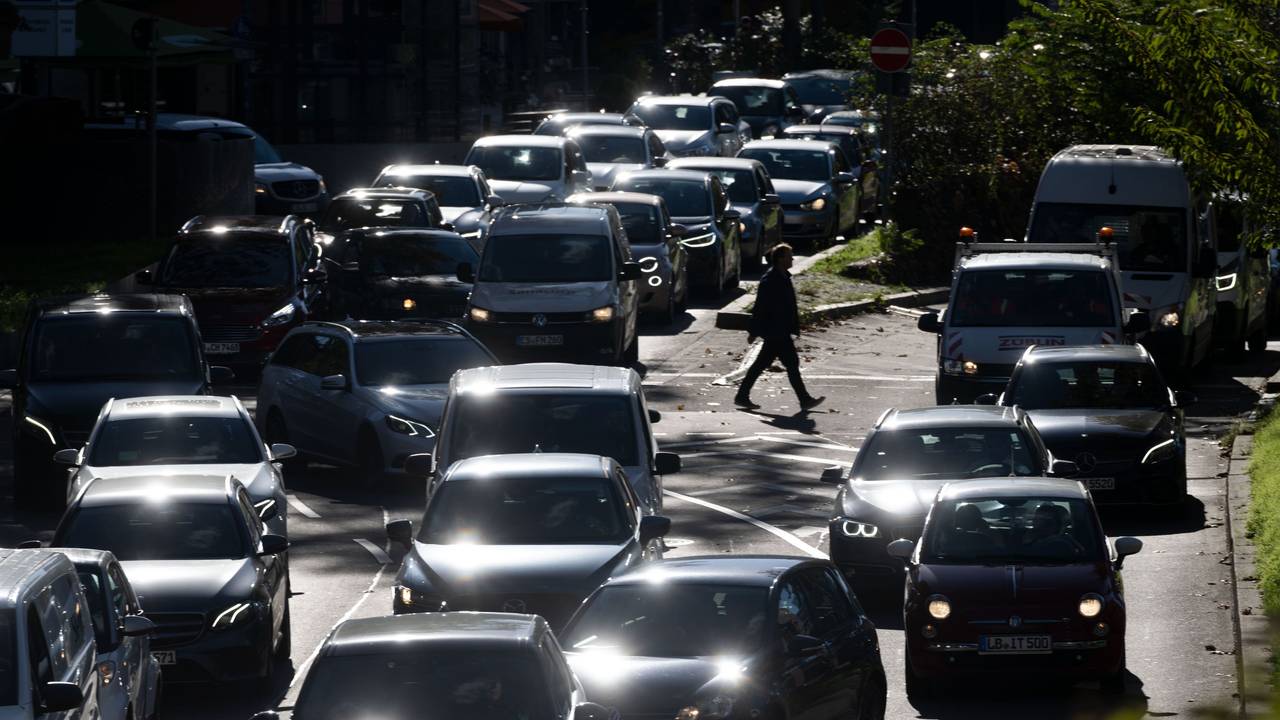 Das Symbolfoto von November 2022 zeigt Autos, die in der Innenstadt im Stau stehen.