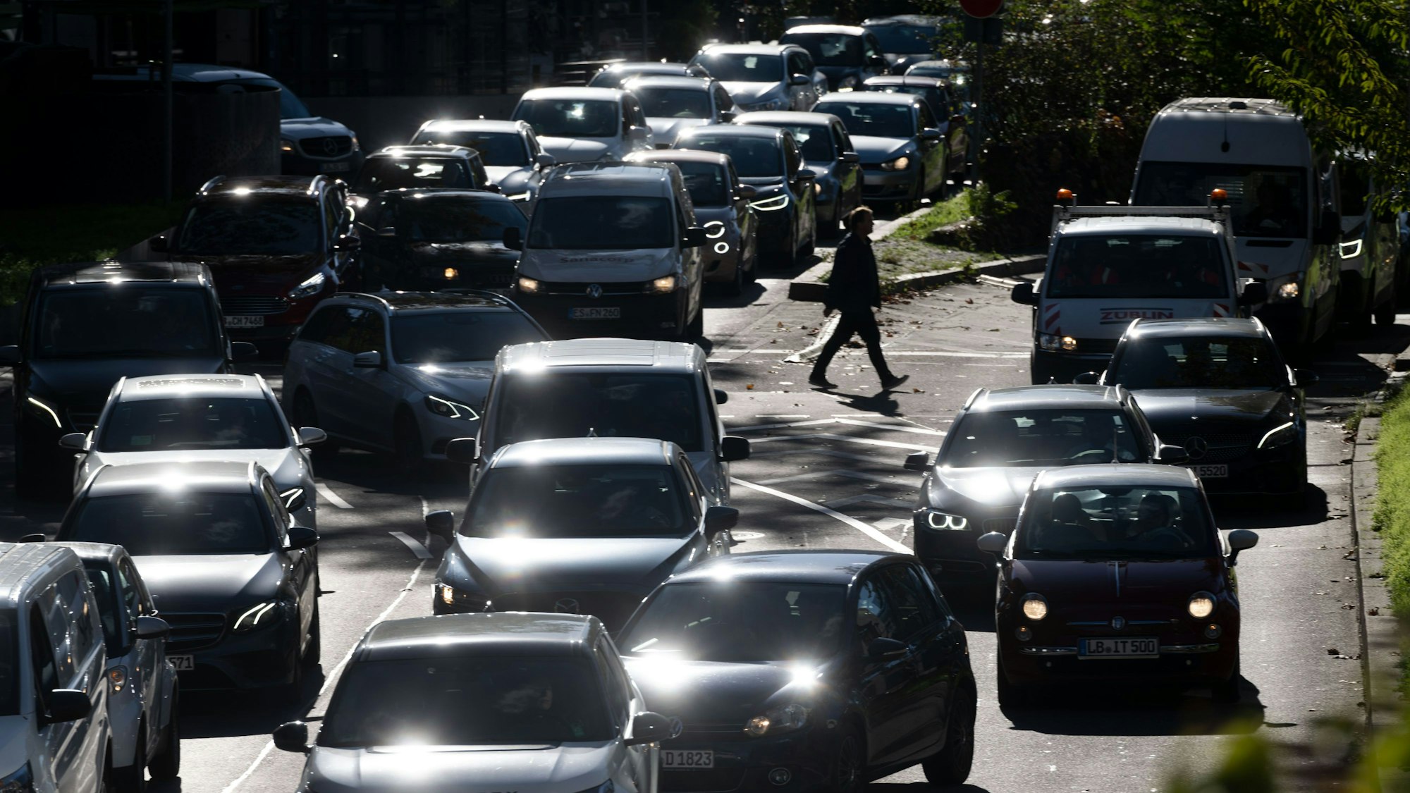Das Symbolfoto von November 2022 zeigt Autos, die in der Innenstadt im Stau stehen.