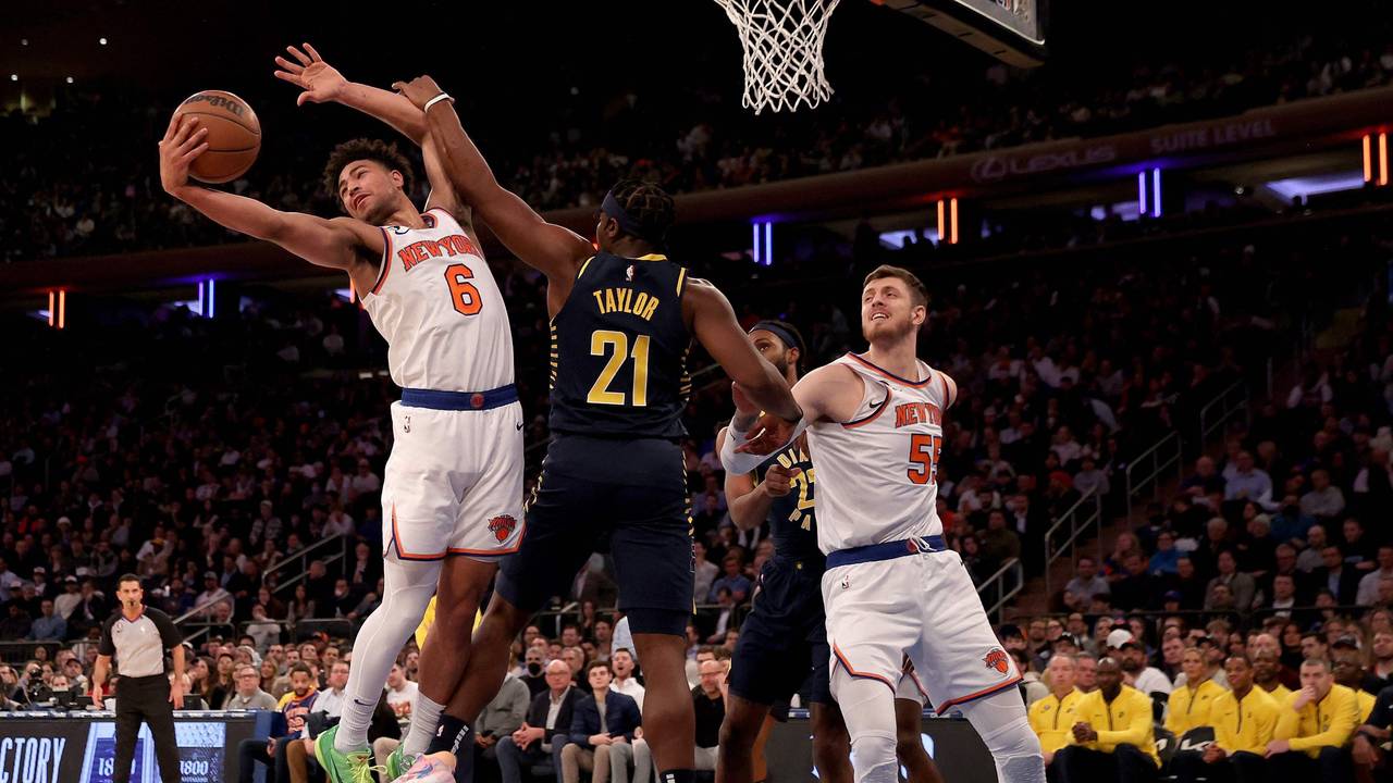Quentin Grimes (l.) und Terry Taylor duellieren sich vor dem Korb unter dem Ball. Isaiah Hartenstein beobachtet die Szene aus nächster Nähe.