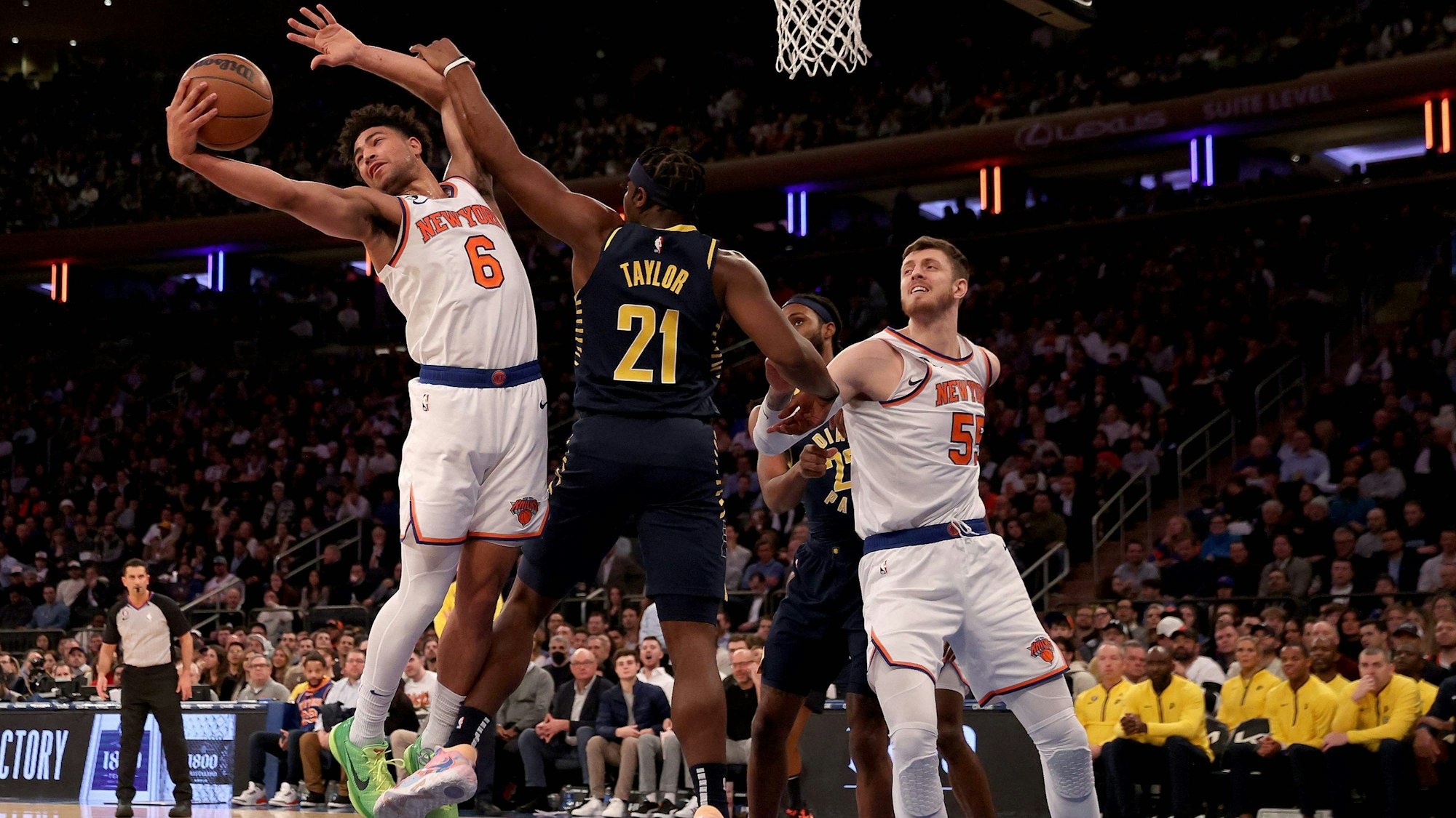 Quentin Grimes (l.) und Terry Taylor duellieren sich vor dem Korb unter dem Ball. Isaiah Hartenstein beobachtet die Szene aus nächster Nähe.