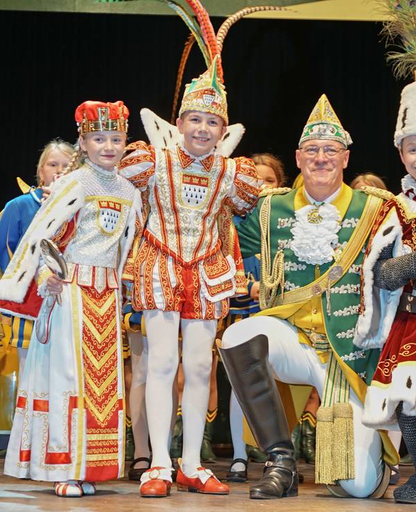Adieu Curt Rehfus: nah 20 Jahren geht der Kommandant der Ehrengarde in den Ruhestand, das Kinderdreigestirn gratulierte.