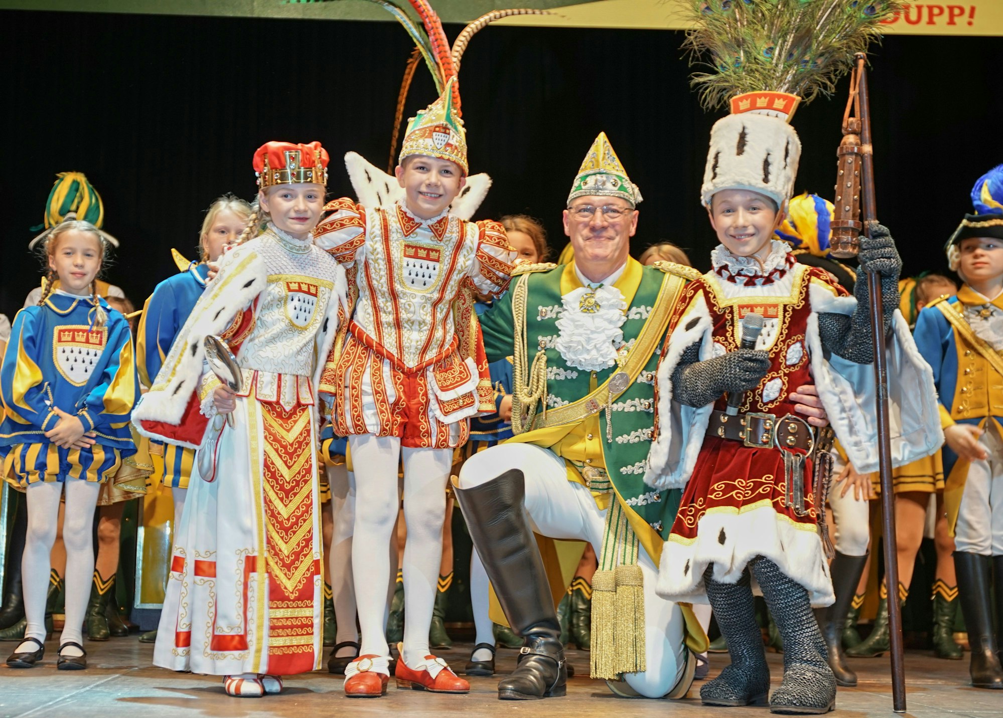 Adieu Curt Rehfus: nah 20 Jahren geht der Kommandant der Ehrengarde in den Ruhestand, das Kinderdreigestirn gratulierte.