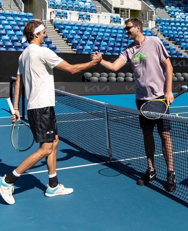 Alexander Zverev (l) und der ehemalige Basketballspieler Dirk Nowitzki stehen bei einem Pressetermin auf dem Tennisplatz im Melbourne Park.