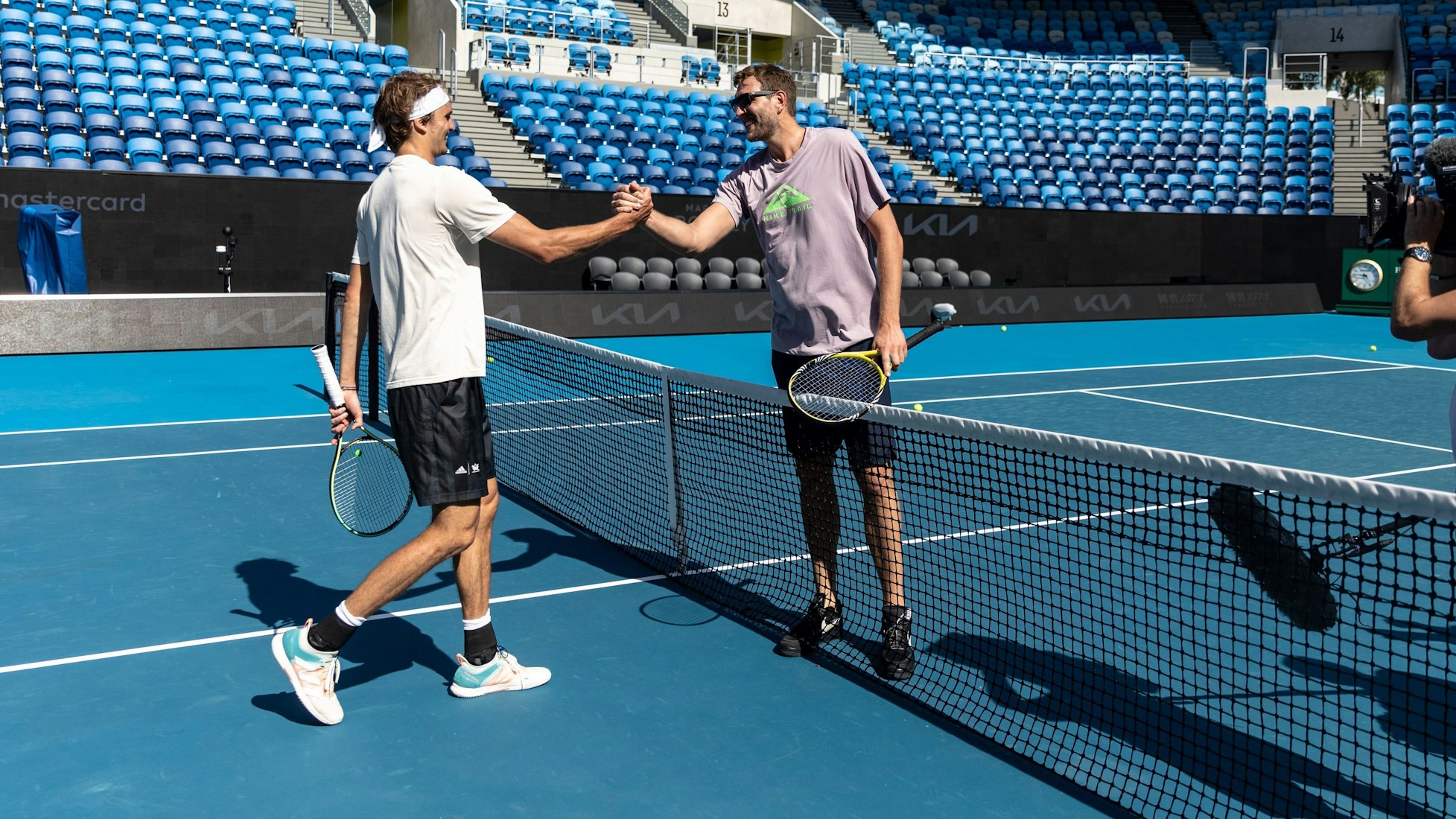 Alexander Zverev (l) und der ehemalige Basketballspieler Dirk Nowitzki stehen bei einem Pressetermin auf dem Tennisplatz im Melbourne Park.