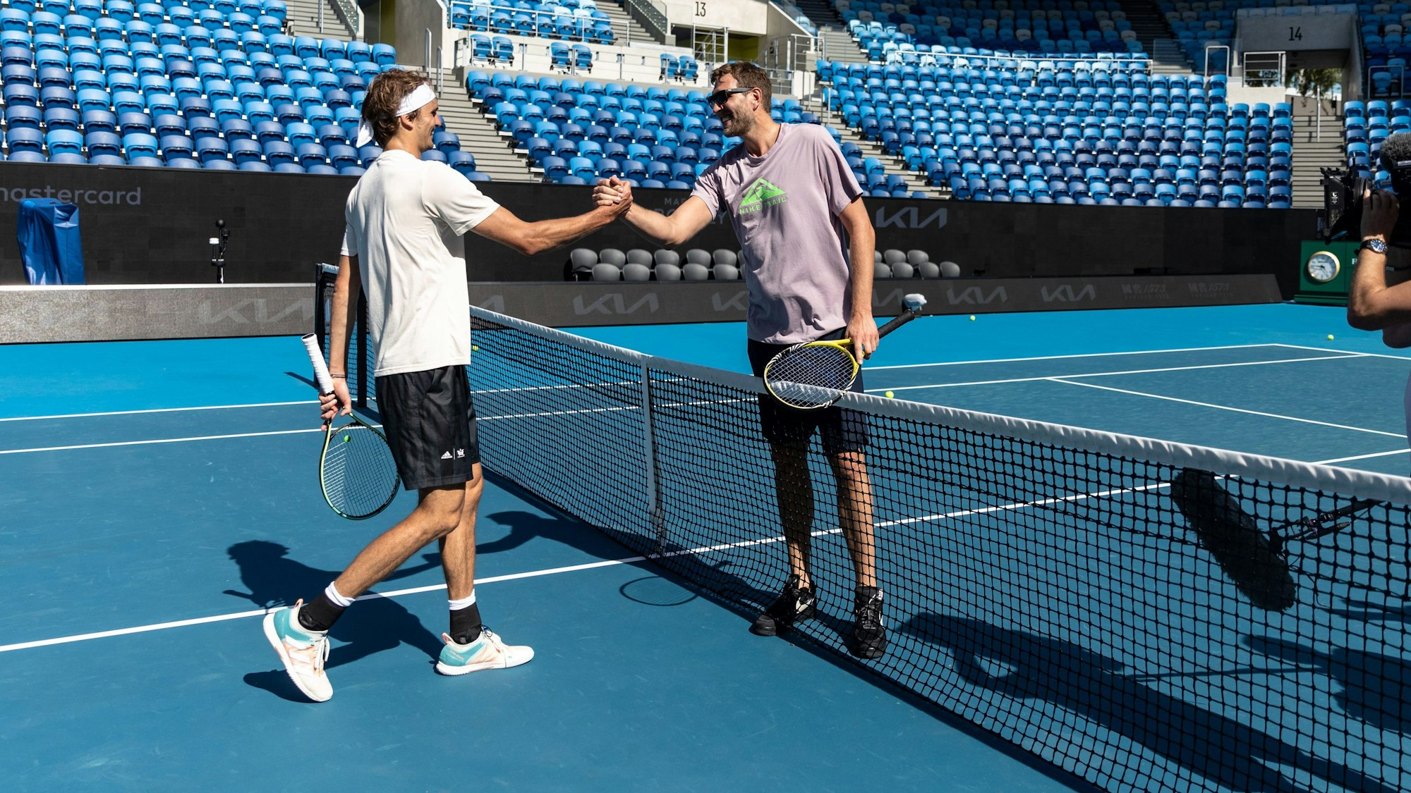 Alexander Zverev (l) und der ehemalige Basketballspieler Dirk Nowitzki stehen bei einem Pressetermin auf dem Tennisplatz im Melbourne Park.
