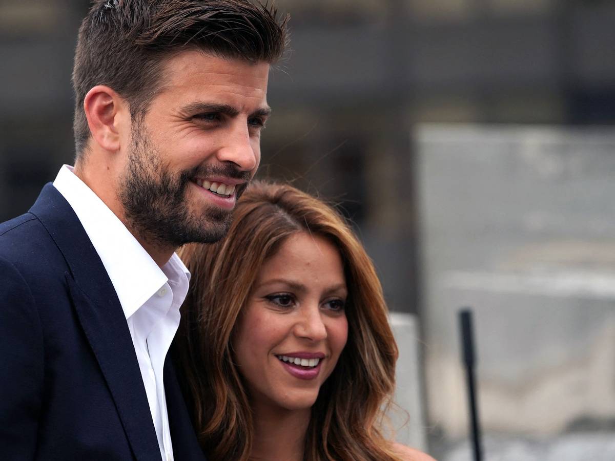 Gerard Piqué und Shakira lächeln auf einem Foto aus Zeiten ihrer gemeinsamen Beziehung in die Kamera.