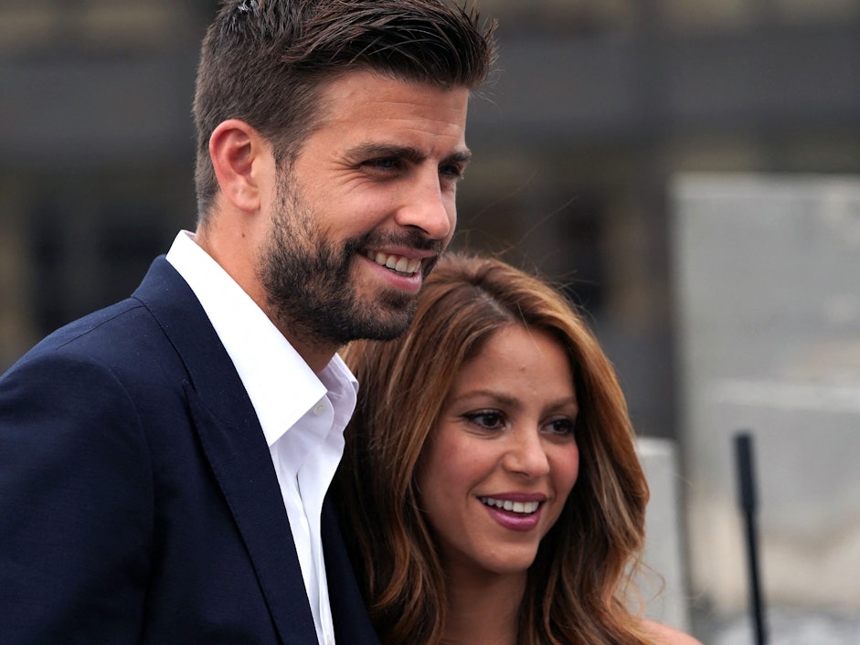Gerard Piqué und Shakira lächeln auf einem Foto aus Zeiten ihrer gemeinsamen Beziehung in die Kamera.