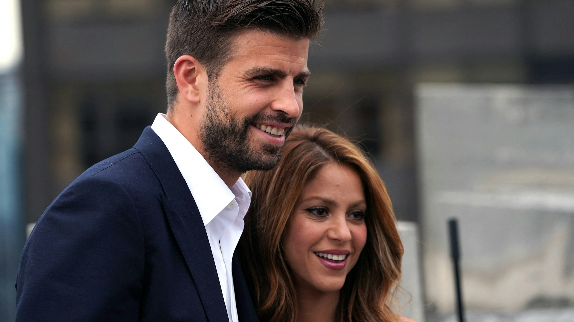 Gerard Piqué und Shakira lächeln auf einem Foto aus Zeiten ihrer gemeinsamen Beziehung in die Kamera.