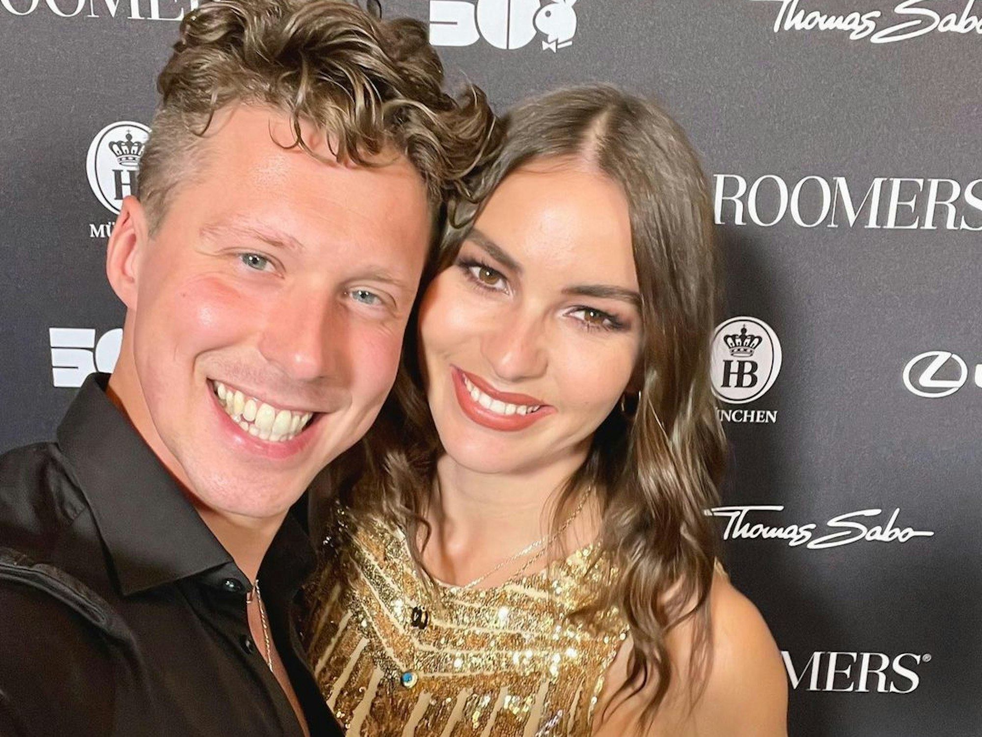 Valentin und Renata Lusin posieren fröhlich für ein Selfie.