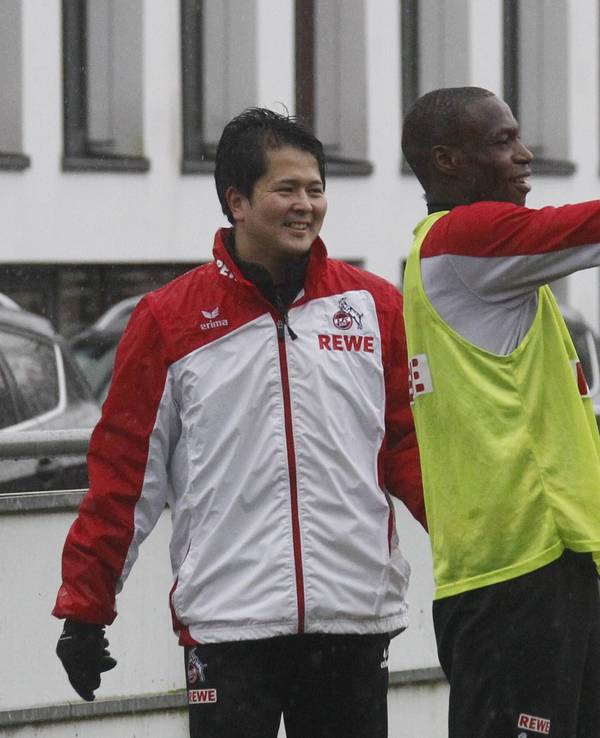 Yuki Miyazawa lässt sich von Anthony Ujah etwas zeigen.