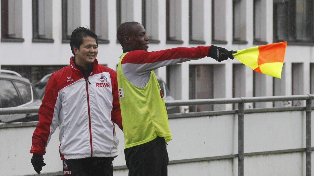 Yuki Miyazawa lässt sich von Anthony Ujah etwas zeigen.