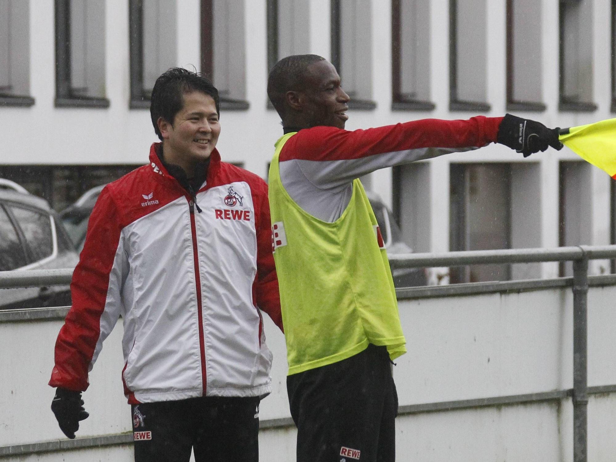 Yuki Miyazawa lässt sich von Anthony Ujah etwas zeigen.