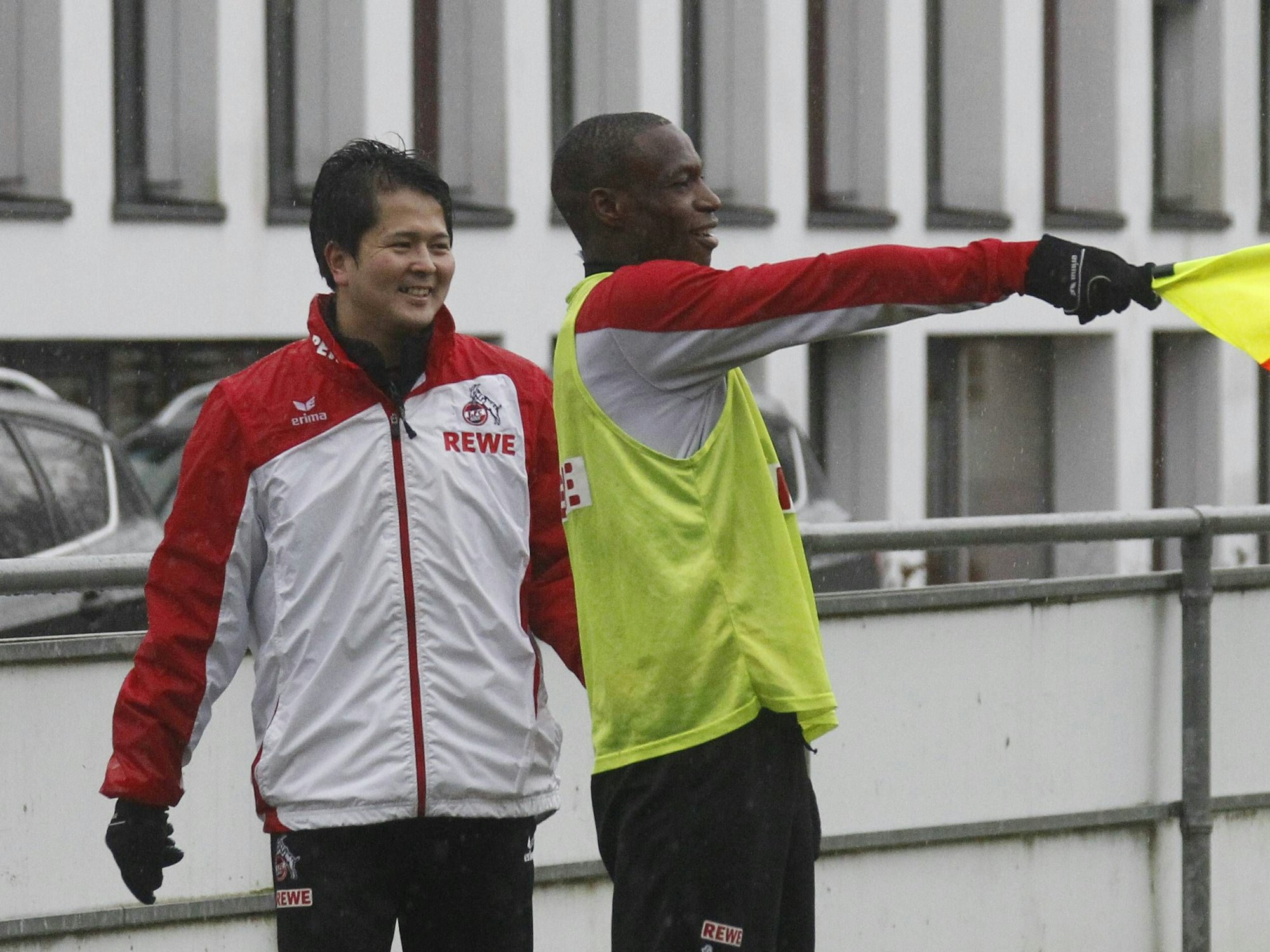 Yuki Miyazawa lässt sich von Anthony Ujah etwas zeigen.