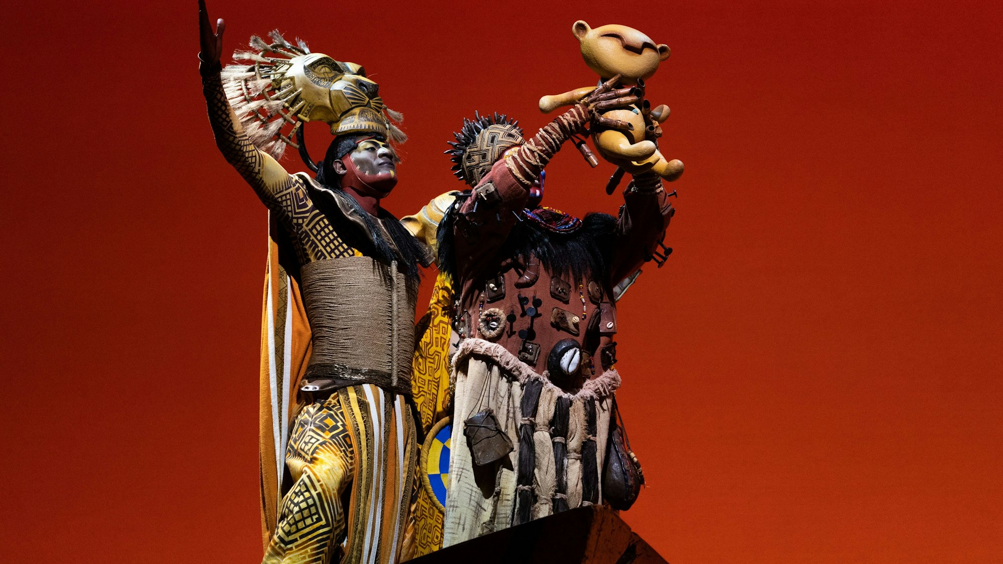 Schauspieler treten bei der ersten Aufführung des Musicals „König der Löwen“ für die Medien auf, bevor es im Theater Lope de Vega in Madrid offiziell wieder aufgeführt wird.
