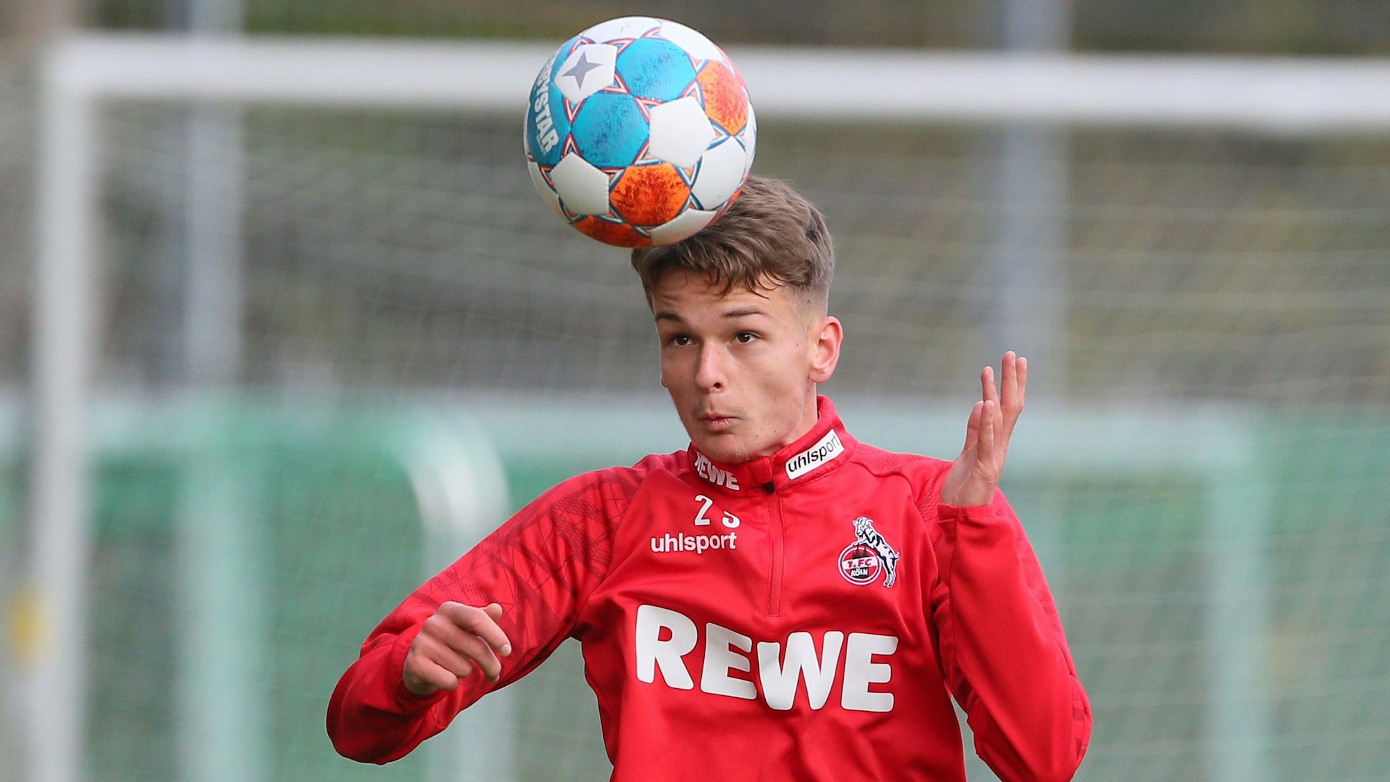 Philipp Wydra macht im Training des 1. FC Köln einen Kopfball.