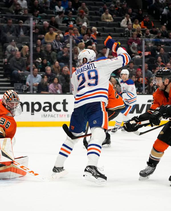 Leon Draisaitl (29) von den Edmonton Oilers sieht zu, wie der Puck an Torwart John Gibson (36) der Anaheim Ducks vorbei ins Netz geht.