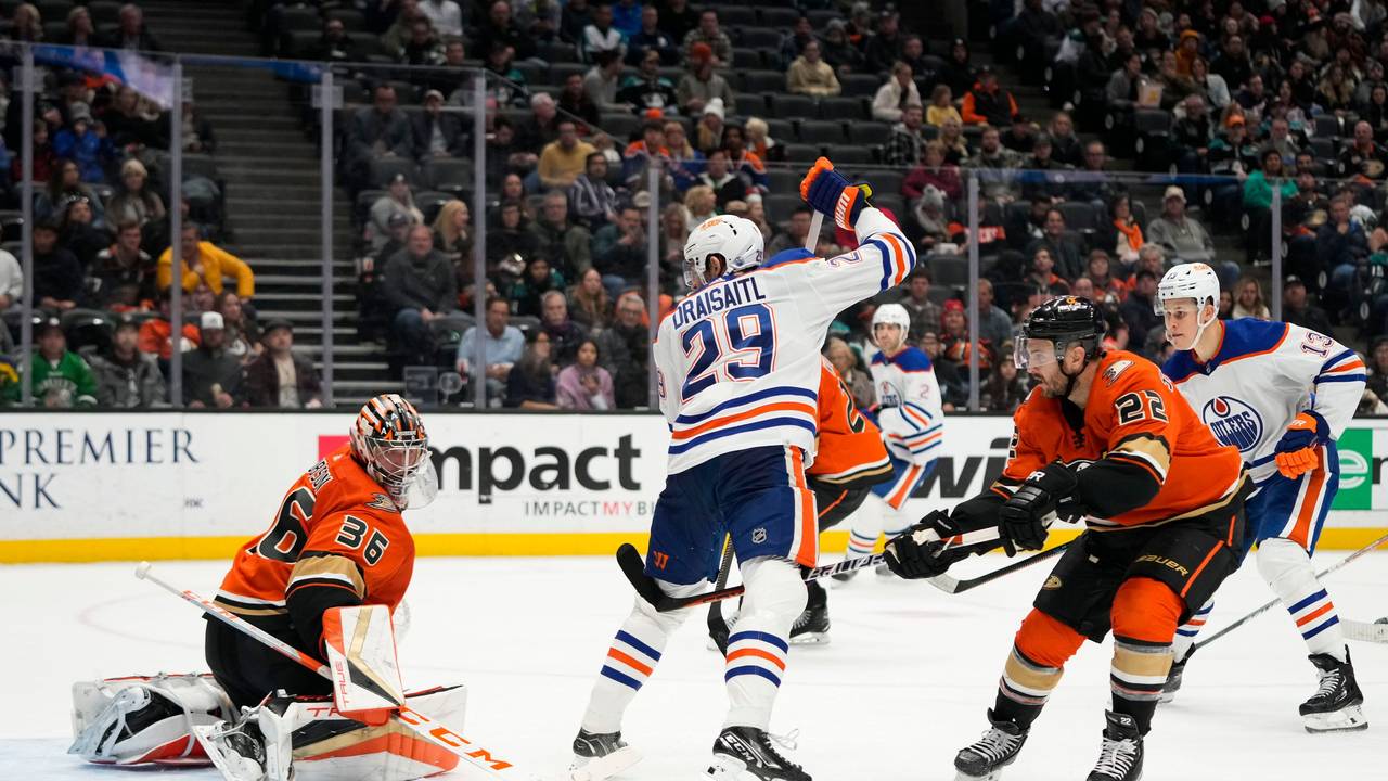 Leon Draisaitl (29) von den Edmonton Oilers sieht zu, wie der Puck an Torwart John Gibson (36) der Anaheim Ducks vorbei ins Netz geht.