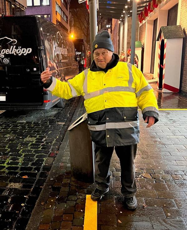 Franz Gottschalk ist der Parkplatzwächter vor dem Gürzenich in Köln. Hier leitet er gestenreich den Verkehr.