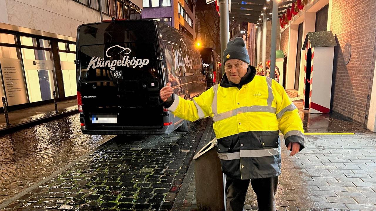 Franz Gottschalk ist der Parkplatzwächter vor dem Gürzenich in Köln. Hier leitet er gestenreich den Verkehr.