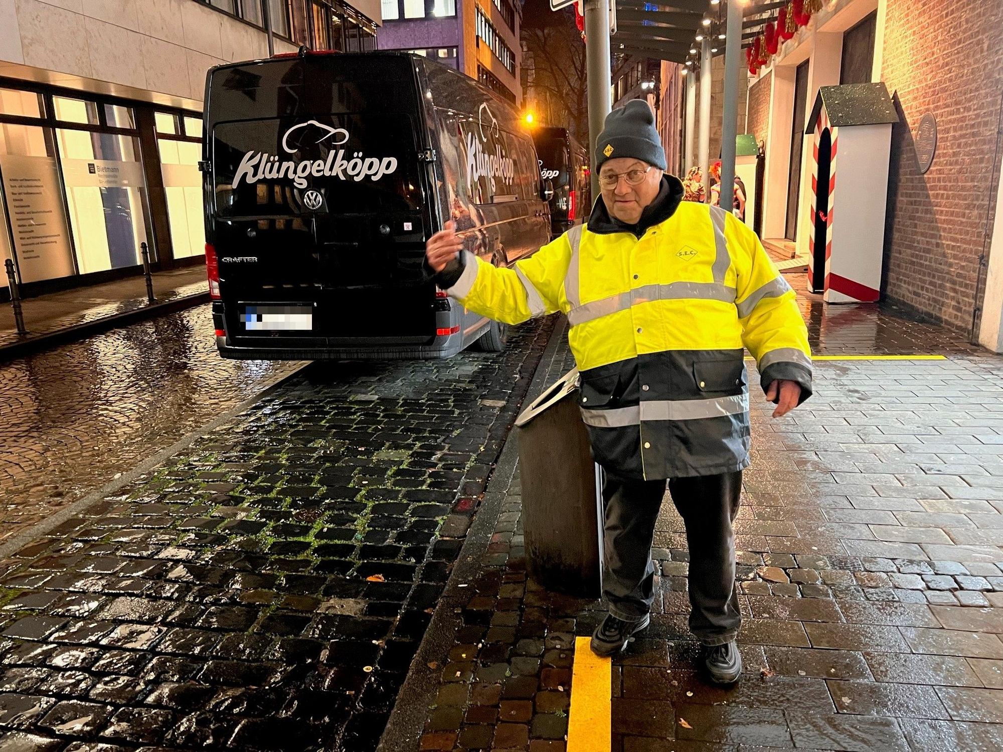 Franz Gottschalk ist der Parkplatzwächter vor dem Gürzenich in Köln. Hier leitet er gestenreich den Verkehr.