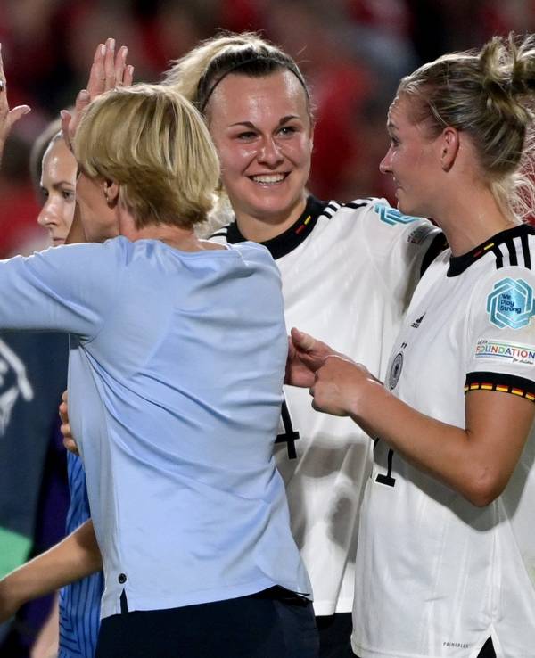 Bundestrainerin Martina Voss-Tecklenburg (2.v.l.) klatscht nach dem 4:0-Sieg mit Deutschlands Giulia Gwinn ab.