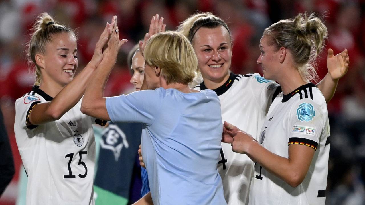 Bundestrainerin Martina Voss-Tecklenburg (2.v.l.) klatscht nach dem 4:0-Sieg mit Deutschlands Giulia Gwinn ab.