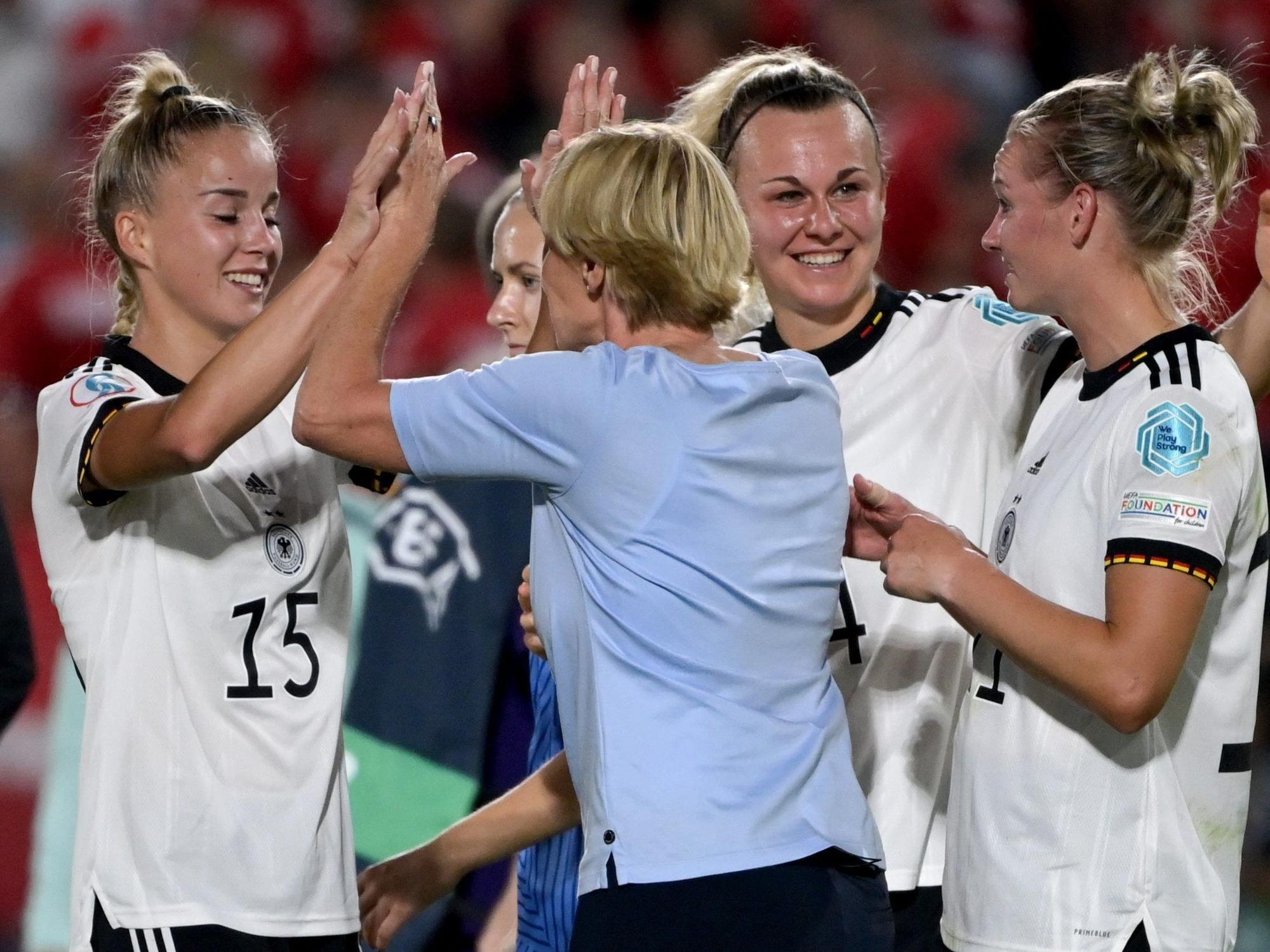 Bundestrainerin Martina Voss-Tecklenburg (2.v.l.) klatscht nach dem 4:0-Sieg mit Deutschlands Giulia Gwinn ab.