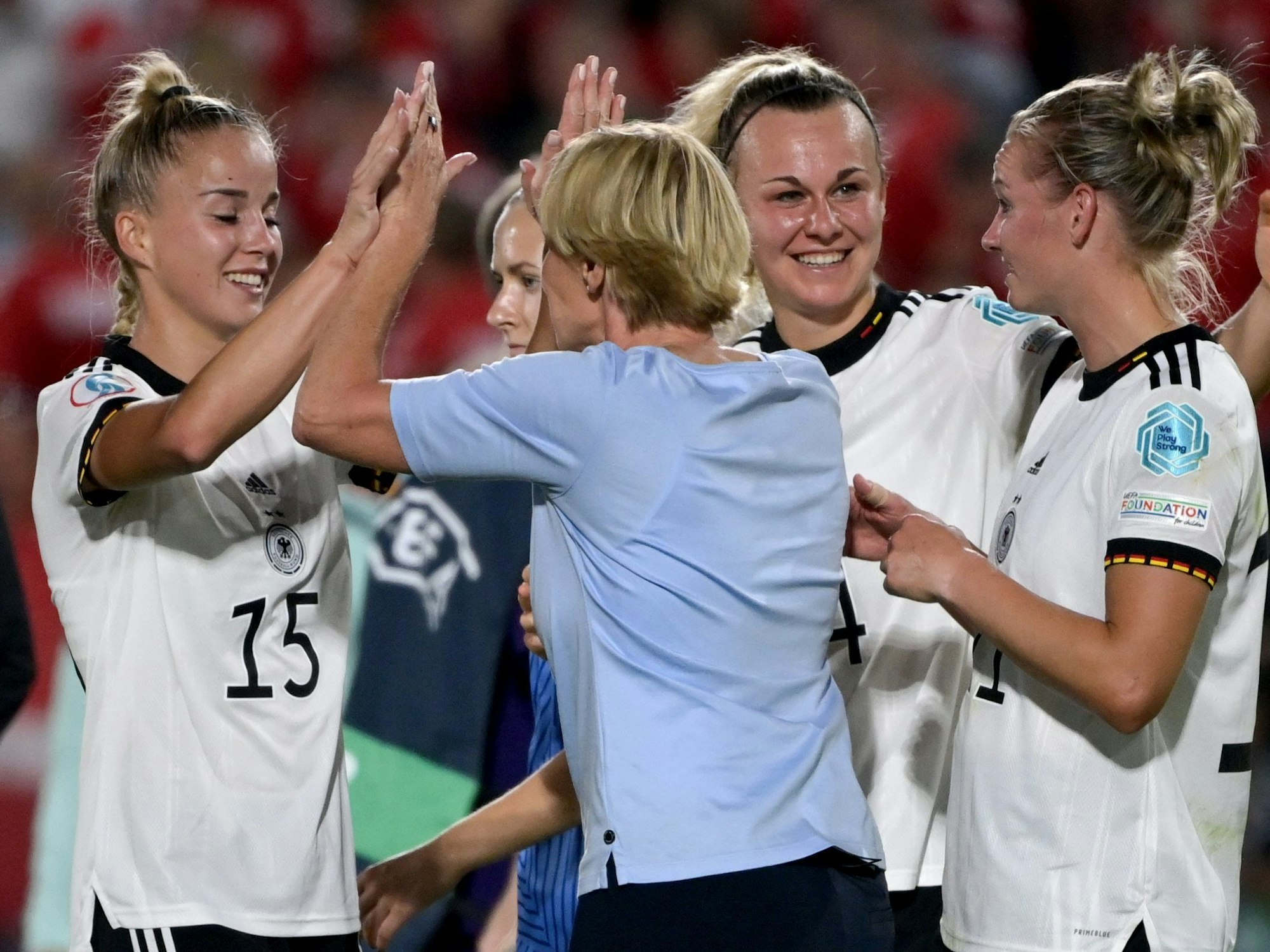 Bundestrainerin Martina Voss-Tecklenburg (2.v.l.) klatscht nach dem 4:0-Sieg mit Deutschlands Giulia Gwinn ab.