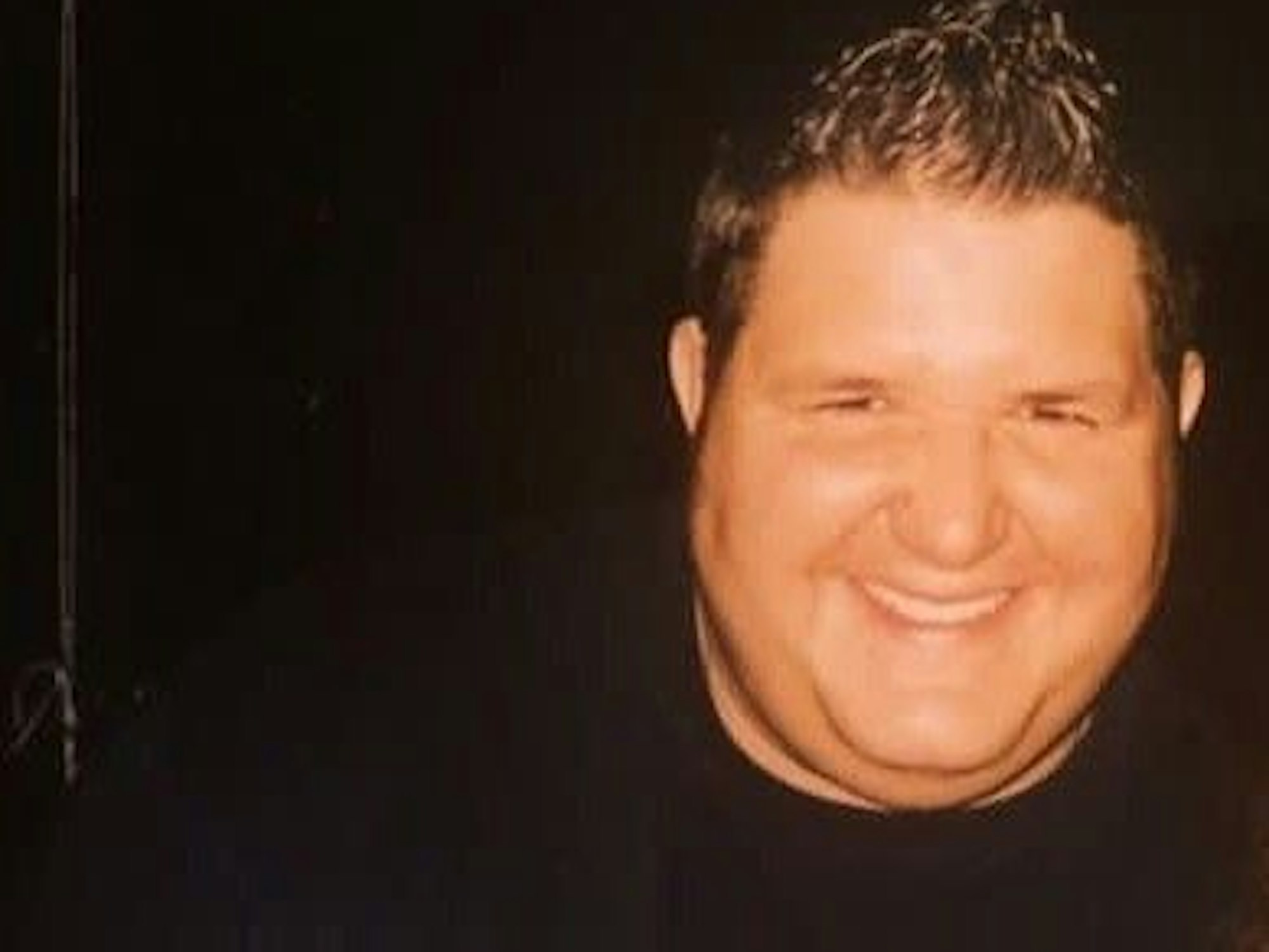 Giu in früheren Jahren lächelt in die Kamera.