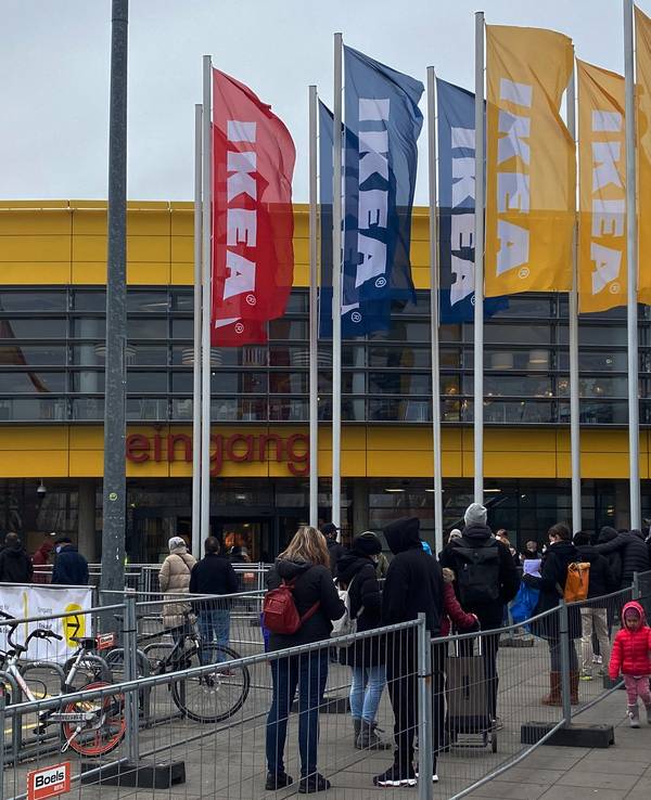 Dicht an dicht stehen Kunden vor der Ikea-Filiale in Schöneberg. +++ dpa-Bildfunk +++