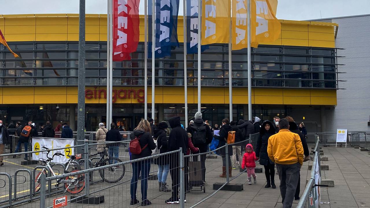 Dicht an dicht stehen Kunden vor der Ikea-Filiale in Schöneberg. +++ dpa-Bildfunk +++