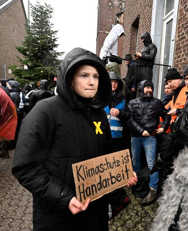 Nordrhein-Westfalen, Keyenberg: Umweltaktivistin Luisa Neubauer spricht vor Beginn einer Demonstration gegen den Kohleabbau in die TV-Kameras. Die Polizei hat die Räumung des von Aktivisten besetzten Braunkohleortes Lützerath fortgesetzt.