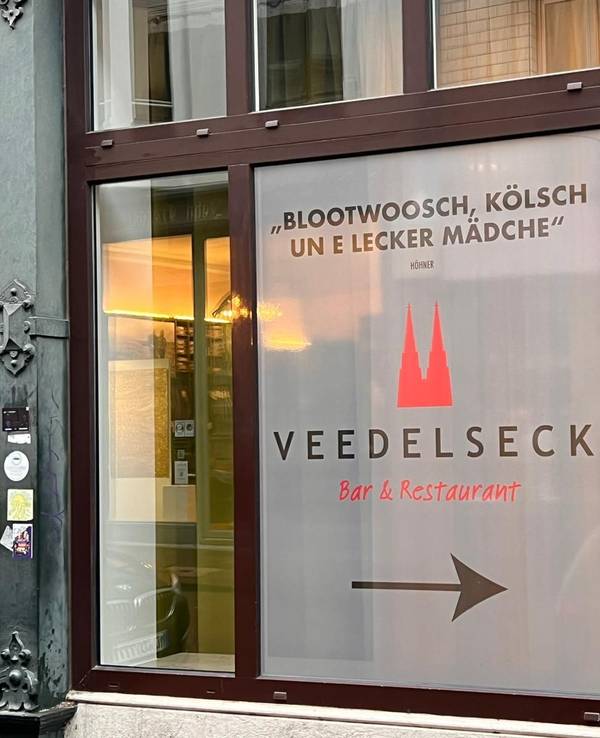 Blick auf das Veedelseck am Lindnerhotel: Dort hat ein Songtext der Höhner für eine Gender-Beschwerde gesorgt.
