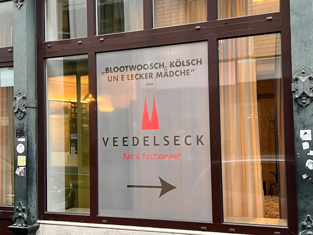 Blick auf das Veedelseck am Lindnerhotel: Dort hat ein Songtext der Höhner für eine Gender-Beschwerde gesorgt.
