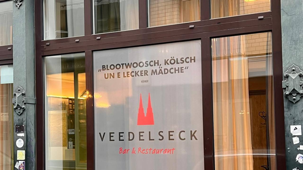 Blick auf das Veedelseck am Lindnerhotel: Dort hat ein Songtext der Höhner für eine Gender-Beschwerde gesorgt.