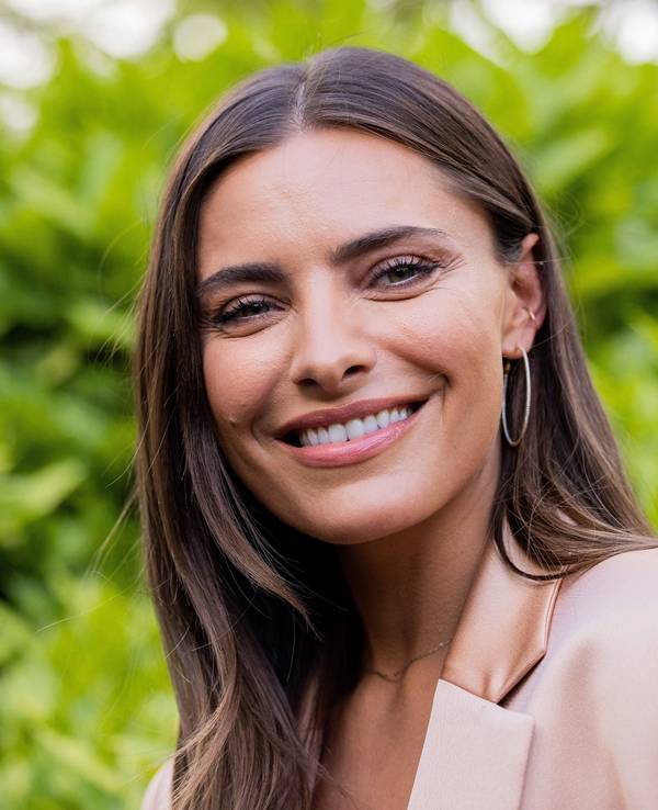 Sophia Thomalla lächelt in die Kamera.