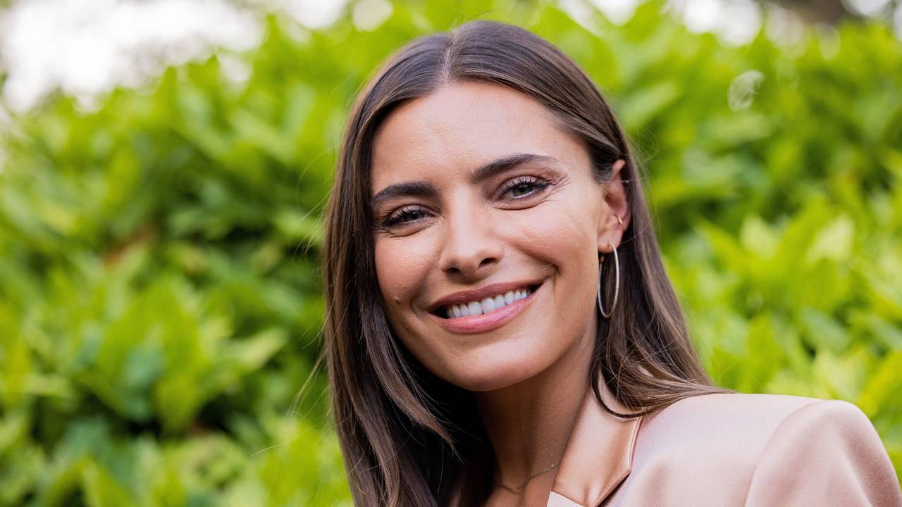 Sophia Thomalla lächelt in die Kamera.