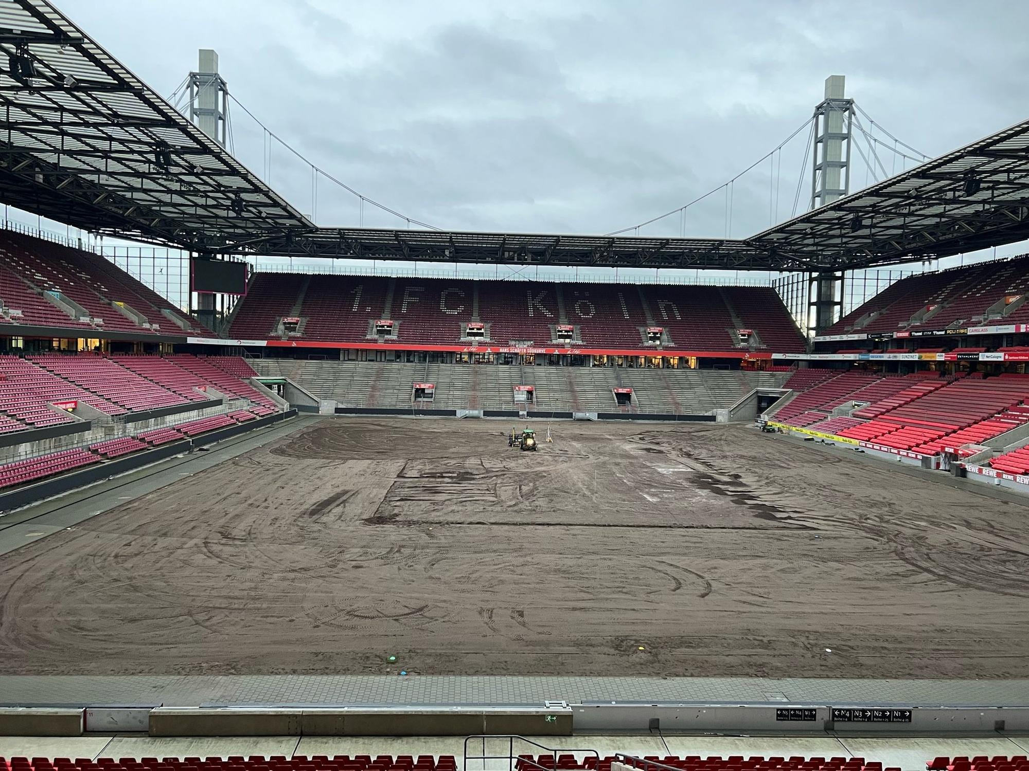 Im RheinEnergie-Stadion wird nach dem Winter Game der Kölner Haie ein neuer Rasen für den 1. FC köln verlegt.