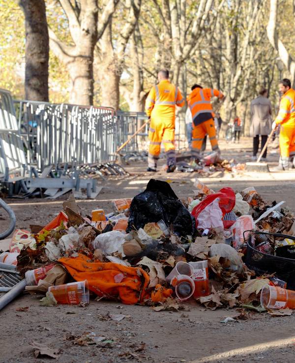 Müll an der Uniwiese nach dem Sessionsauftakt.