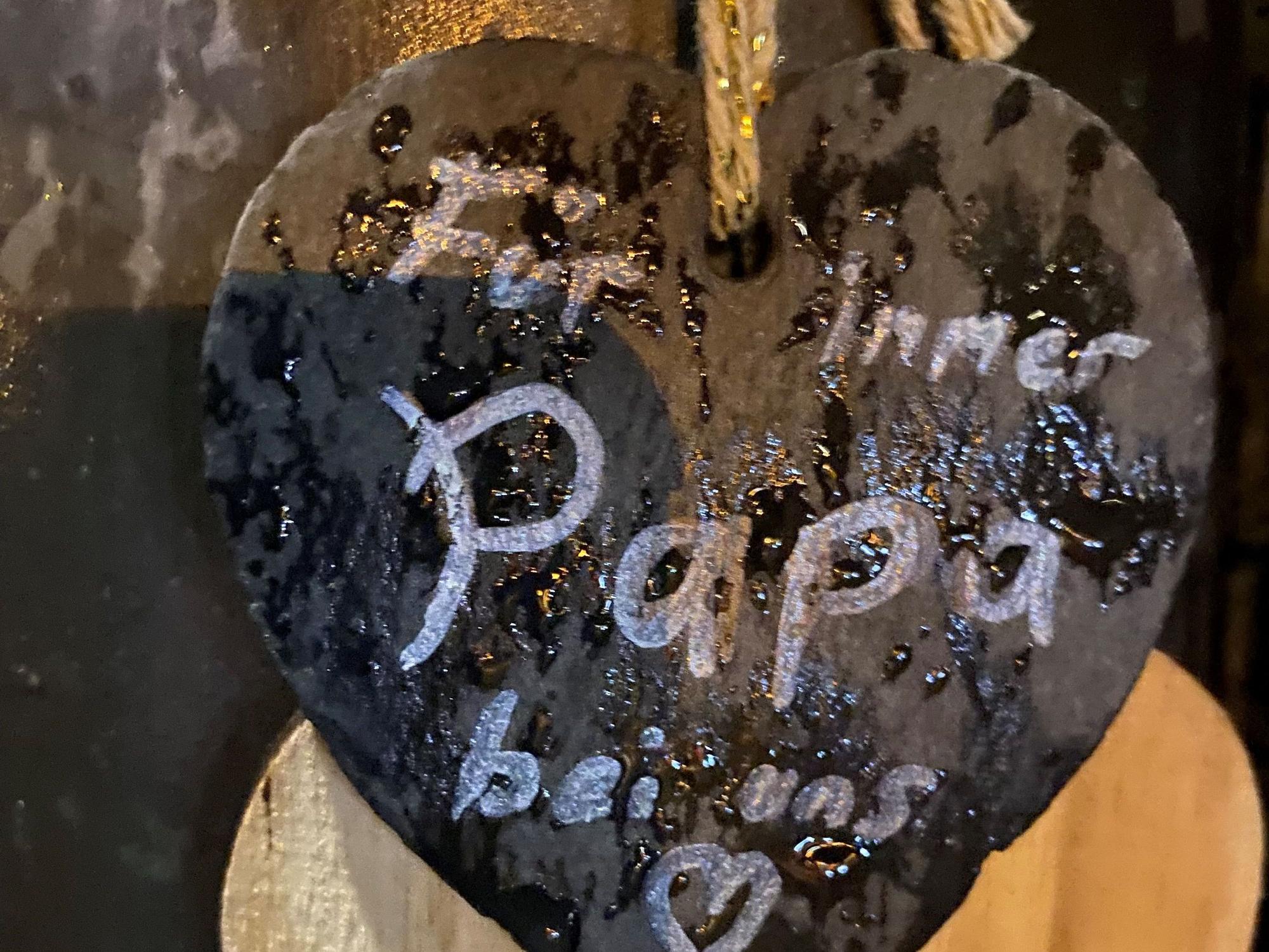 Ein Herz mit dem Schriftzug „Für immer Papa bei uns“.