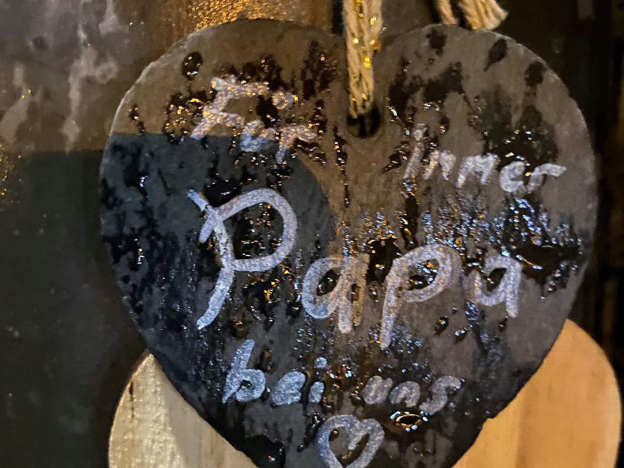 Ein Herz mit dem Schriftzug „Für immer Papa bei uns“.