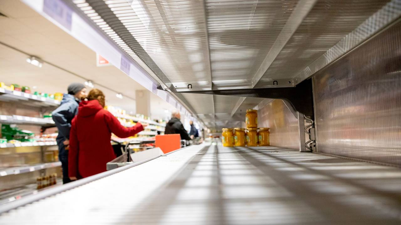 Ein fast leeres Regal ist in einem Supermarkt in Berlin-Wilmersdorf.