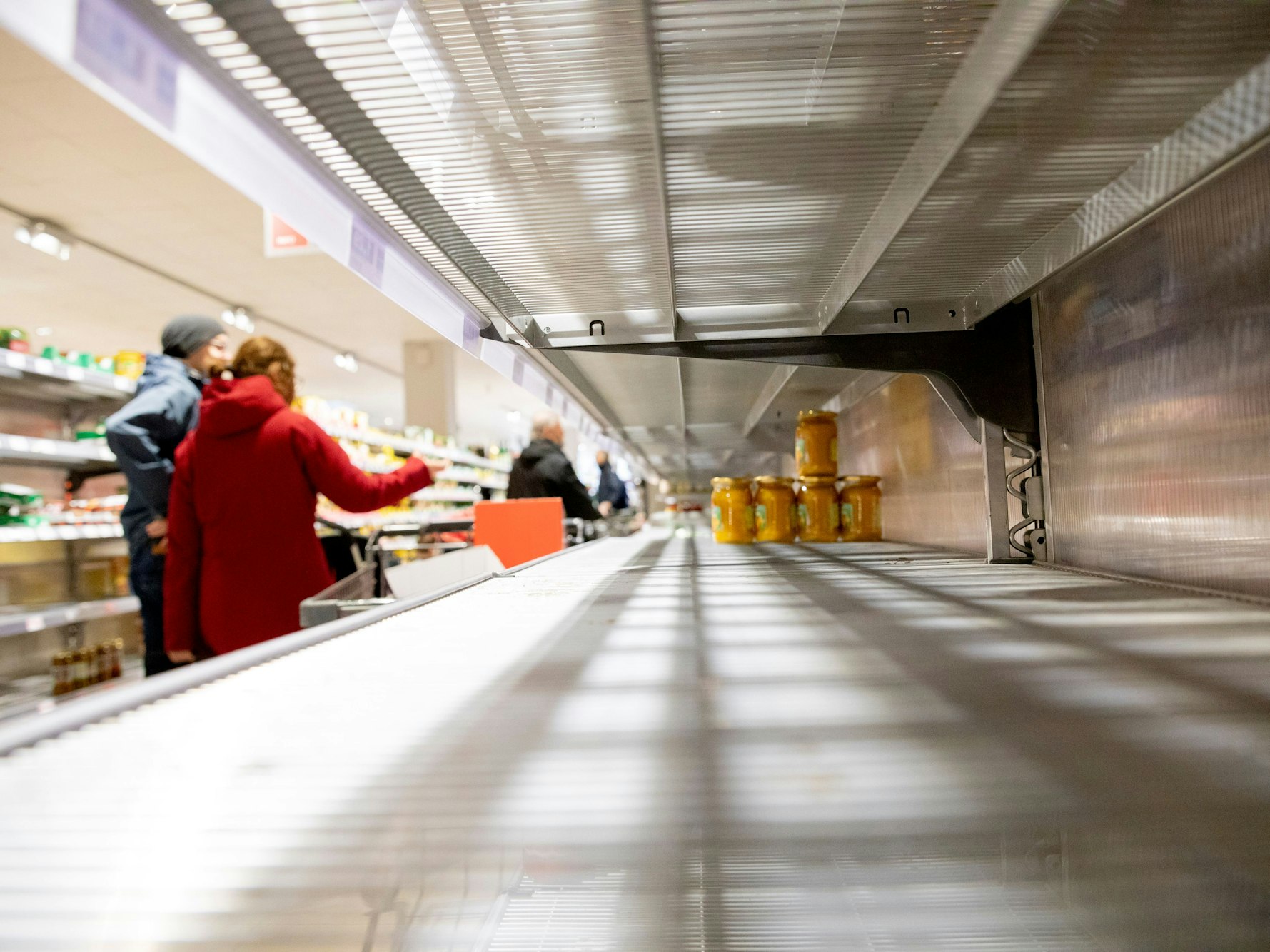 Ein fast leeres Regal ist in einem Supermarkt in Berlin-Wilmersdorf.