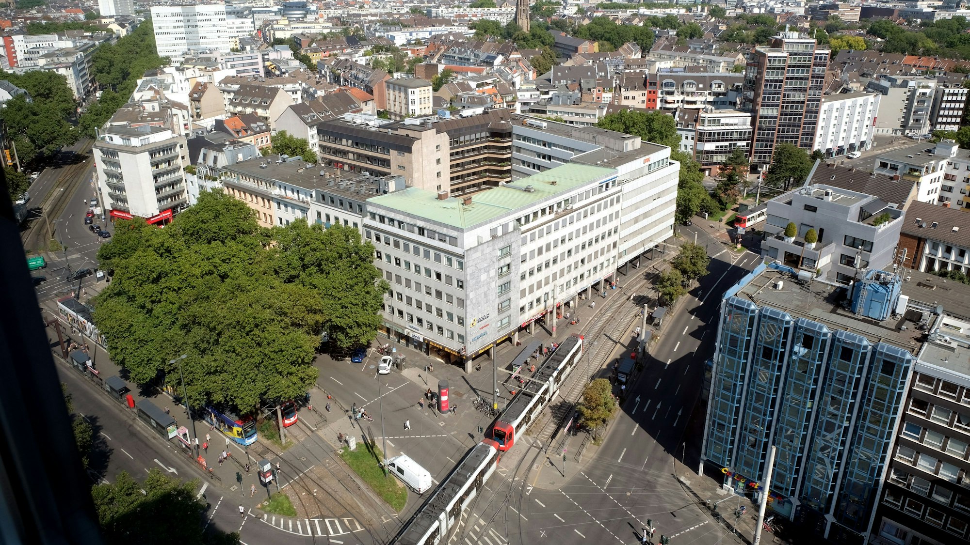 Das Foto zeigt den Barbarossaplatz in Köln – aufgenommen mit einer Drohne aus der Luft.