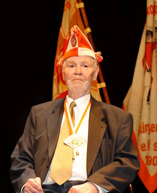Josef Göttel auf der Bühne bei der Nippeser Bürgerwehr.