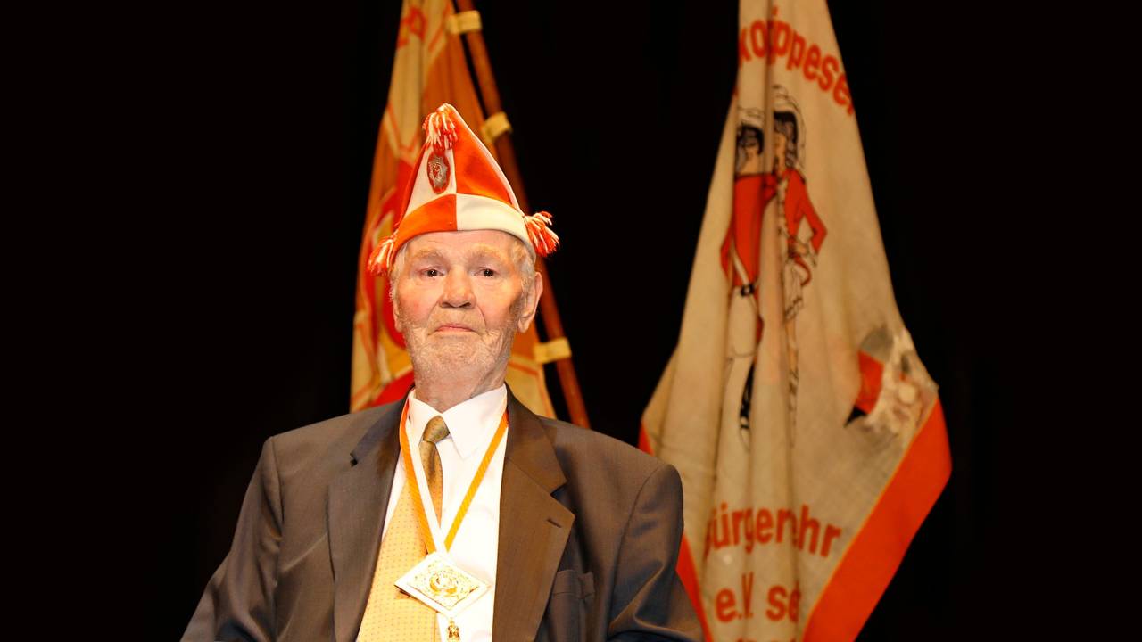 Josef Göttel auf der Bühne bei der Nippeser Bürgerwehr.